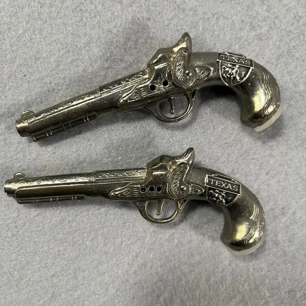 Vintage Texas Revolver Pistols Salt‎ Pepper Shakers set Metal Western Decor